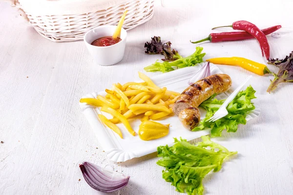 Leckere Bratwürste Vom Grill Mit Pommes Und Senf — Stockfoto