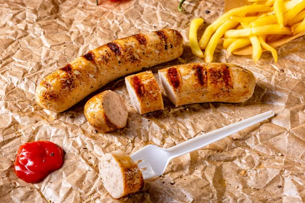 Rustic Bratwurst Pommes Ketchup Fierbinte — Fotografie, imagine de stoc