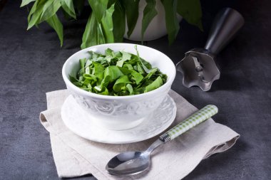 Yabani sarımsak çizgili taze yabani sarımsak pesto için