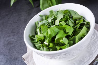 Yabani sarımsak çizgili taze yabani sarımsak pesto için