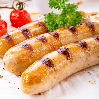 lezzetli ızgara sosis ızgara üzerinde maydanoz ile