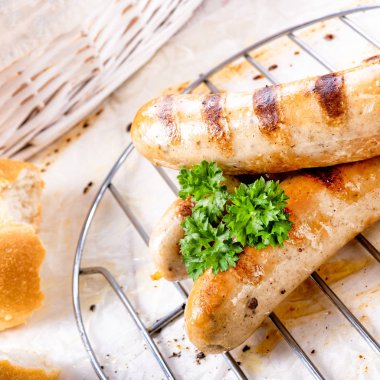 lezzetli ızgara sosis ızgara üzerinde maydanoz ile