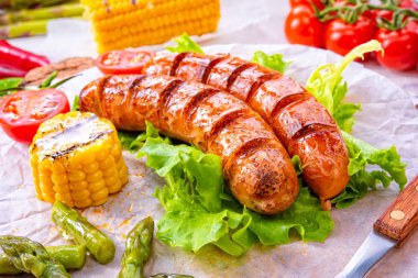 ızgara krakauer sosis haşlama Mısır ve yeşil salata ile