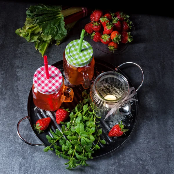 Una Limonada Frutas Con Fresas Ruibarbo Menta —  Fotos de Stock