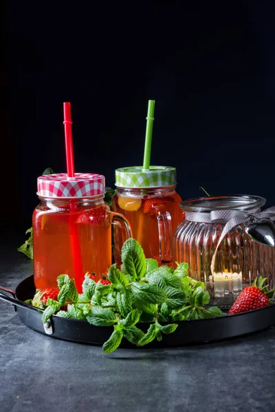 Eine Fruchtlimonade Mit Erdbeeren Rhabarber Und Minze — Stockfoto