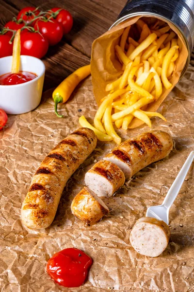 rustik sosisleri pommes ve sıcak ketçap ile