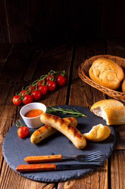 rustik sosisleri ketçap ve taze rulo