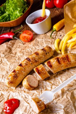 rustik sosisleri pommes ve sıcak ketçap ile