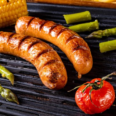 kızarmış patates ve yeşil salata ile ızgara krakauer