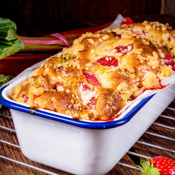 Tasty Strawberry Rhubarb Yeast Cake — Stock Photo, Image