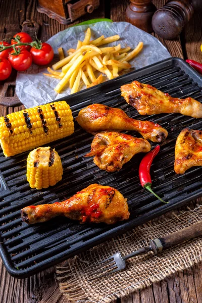 Rustikale Gegrillte Chicken Wings Beine Und Würziger Mais — Stockfoto