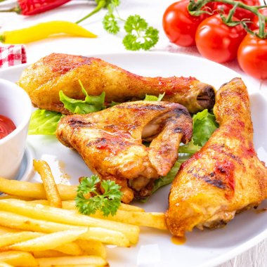 Izgara tavuk kanatlar, bacaklar, cips ve sebze