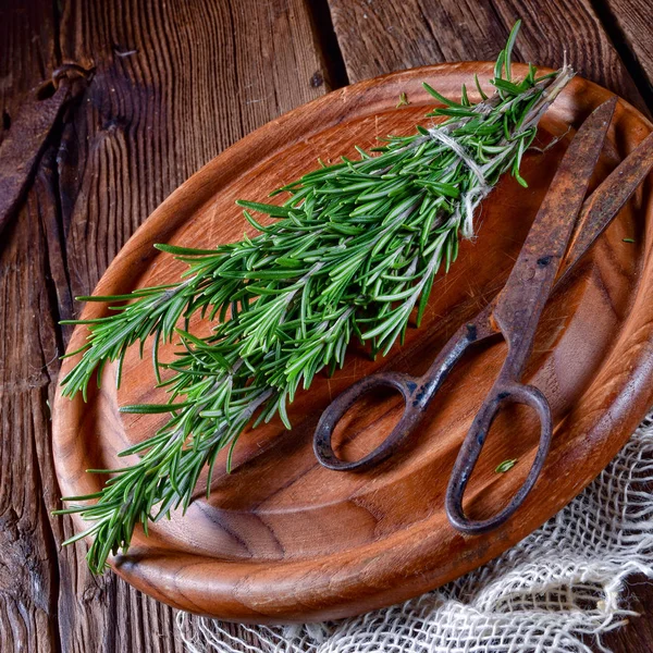 Rosmarin Rosmarinus Officinalis Στην Ξύλινη Σανίδα — Φωτογραφία Αρχείου