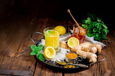 Bal ve limon ile zencefilli limonata