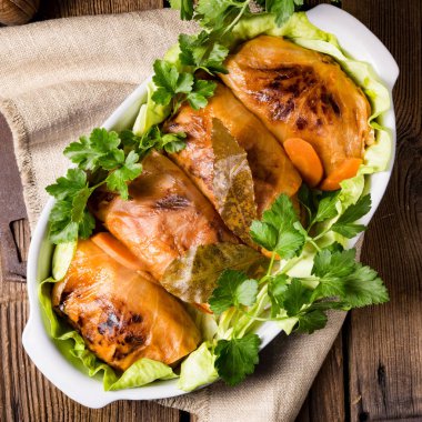 pişmiş domates soslu lahana rulo