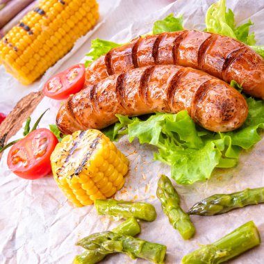 ızgara krakauer sosis haşlama Mısır ve yeşil salata ile