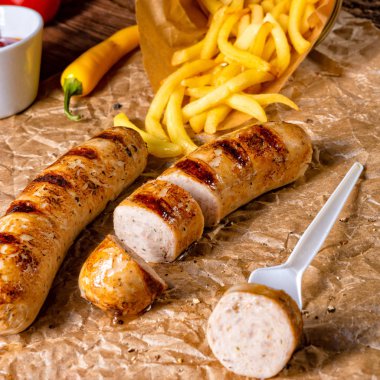 rustik sosisleri pommes ve sıcak ketçap ile