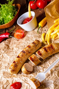 rustik sosisleri pommes ve sıcak ketçap ile