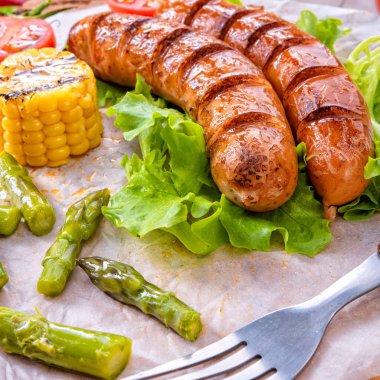 ızgara krakauer sosis haşlama Mısır ve yeşil salata ile