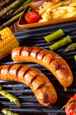 kızarmış patates ve yeşil salata ile ızgara krakauer