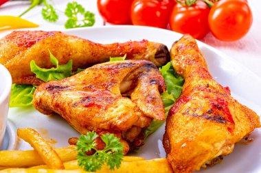 Izgara tavuk kanatlar, bacaklar, cips ve sebze