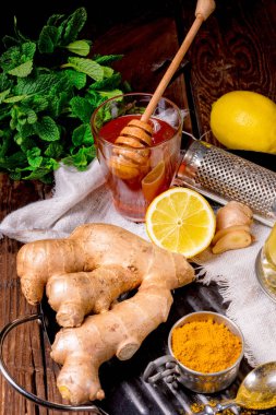 Bal ve limon ile taze zencefilli limonata