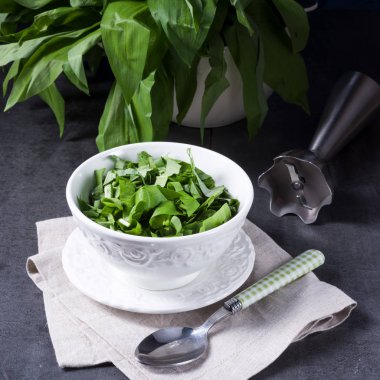 Yabani sarımsak çizgili taze yabani sarımsak pesto için