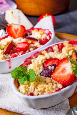 vanilyalı puding ve dondurma ile çilekli tart