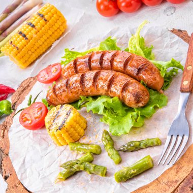 ızgara krakauer sosis haşlama Mısır ve yeşil salata ile