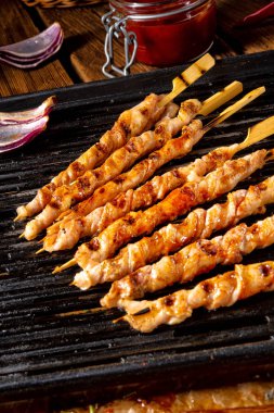 Taze ve gevrek rustik domuz eti ızgara sopa