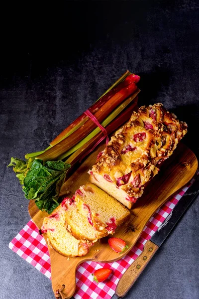 ルバーブ イチゴ シュトロイゼルとおいしいブリオッシュ — ストック写真