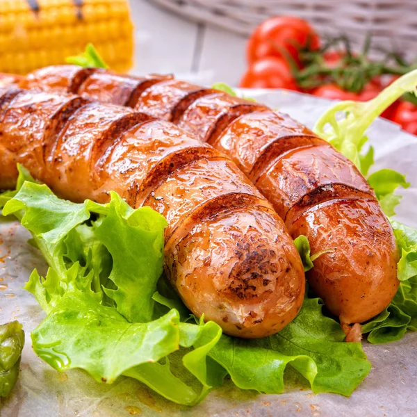 Salsicha Krakauer Grelhada Com Milho Cozido Salada Verde — Fotografia de Stock