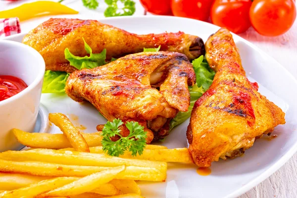 Gegrillte Chicken Wings Keule Chips Und Gemüse — Stockfoto