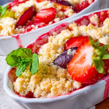 vanilyalı puding ve dondurma ile çilekli tart