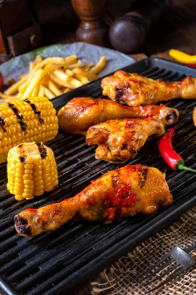 Rustikale Gegrillte Chicken Wings Beine Und Würziger Mais — Stockfoto