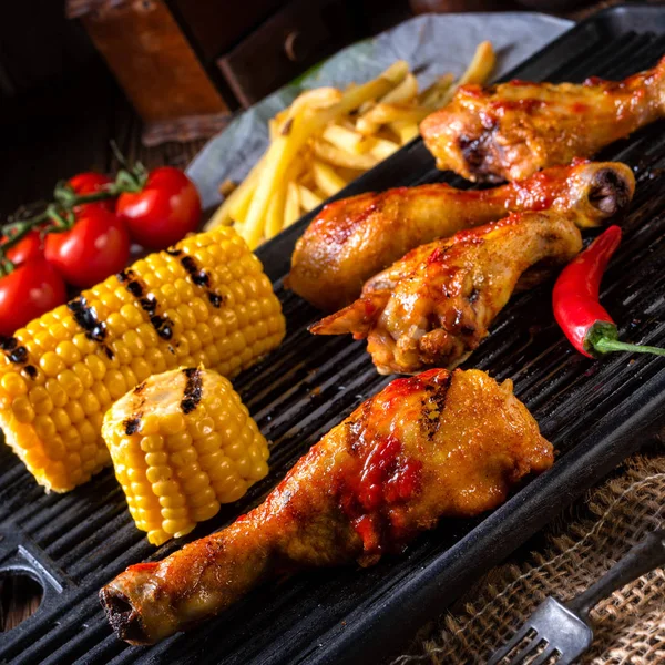 Rusztikus Grillezett Csirke Szárny Lábak Fűszeres Kukorica — Stock Fotó