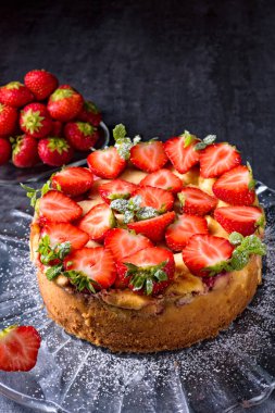 Mascarpone ve krem peynir ile Amerikan çilekli cheesecake