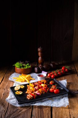 Rustik şiş kebap şişleri Marine jambon eti kırmızı biber ve kırmızı soğan