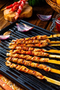 Taze ve gevrek rustik domuz eti ızgara sopa