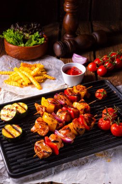 Rustik şiş kebap şişleri Marine jambon eti kırmızı biber ve kırmızı soğan