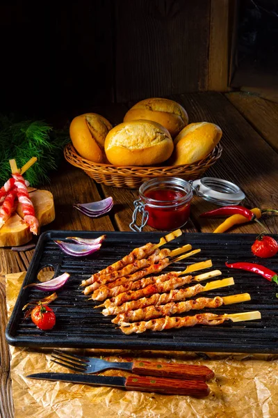 Färska Och Krispiga Rustika Sidfläsk Grill Pinnar — Stockfoto