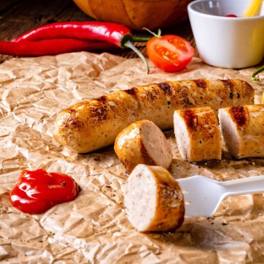 rustik sosisleri pommes ve sıcak ketçap ile