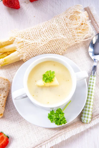 Sup Krim Asparagus Dengan Capers Dan Baguette Segar — Stok Foto