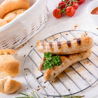 lezzetli ızgara sosis ızgara üzerinde maydanoz ile 