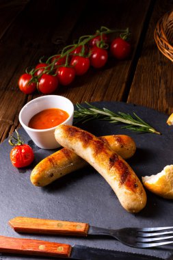 rustik sosisleri ketçap ve taze rulo