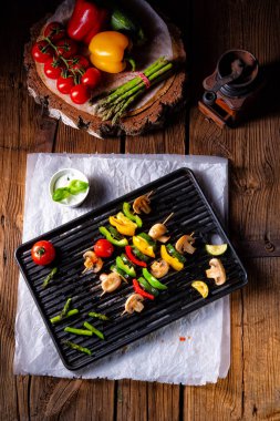 rustik sebze Şaşlık yeşil kuşkonmaz ve kırmızı biber ile