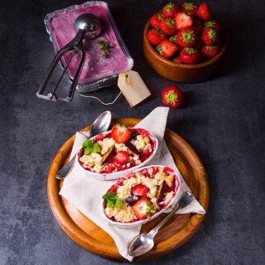 vanilyalı puding ve dondurma ile çilekli tart