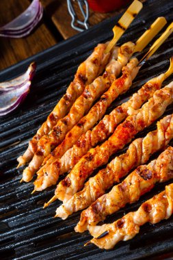 Taze ve gevrek rustik domuz eti ızgara sopa