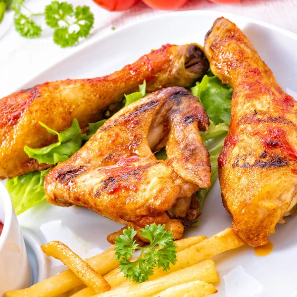 Grilled Chicken Wings Legs Chips Vegetables — Stock Photo, Image