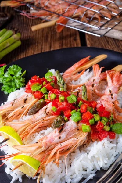 Gegrilde Rode Argentijnse Garnalen Met Rode Salsa Groene Asperges — Stockfoto